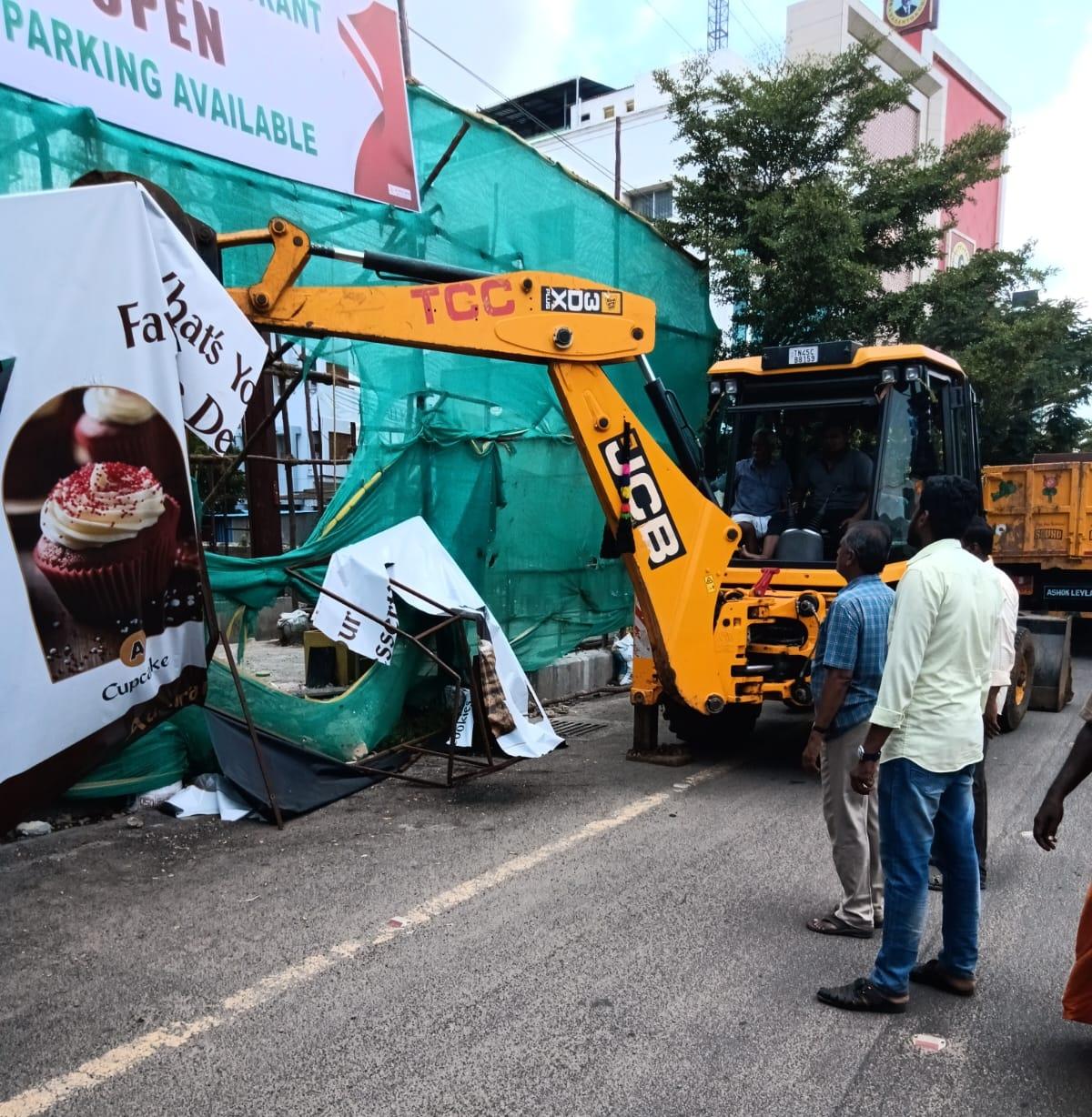 திருச்சி மாநகராட்சி வணிக மண்டலங்களில் உள்ள ஆக்கிரமிப்புகளை அகற்றியது