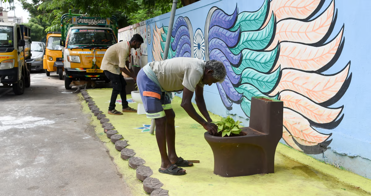 திருச்சி மாநகராட்சி குப்பையில் போடப்பட்ட கழிப்பறை தொட்டிகளை பூந்தொட்டிகளாக மாற்றி அசத்தி வருகிறது.