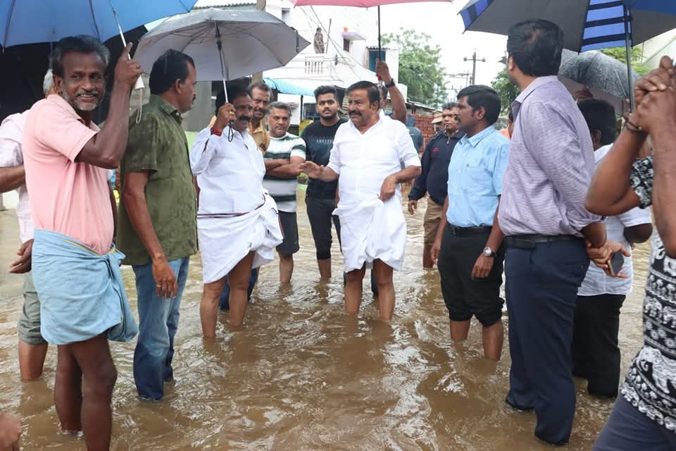 கனமழையால் தண்ணீர் தேங்கியுள்ள பகுதிகளை கே.என்.நேரு  பார்வையிட்டார்