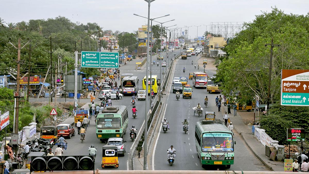 திருச்சி-தஞ்சாவூர் தேசிய நெடுஞ்சாலையில் சர்வீஸ் சாலைகளை அமைக்க அரசு திட்டமிட்டுள்ளது.