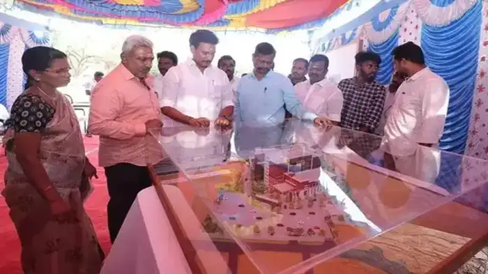 திருச்சி மாநகரில் ரூ.290 கோடி செலவில் கட்டப்பட்டு வரும் பிரம்மாண்ட காமராஜர் நூலகத்தின் கட்டுமானப் பணிகளை அமைச்சர் அன்பில் மகேஷ் பொய்யாமொழி ஆய்வு செய்தார்.